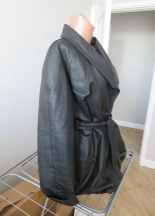 Женская длинная кожаная куртка с поясом.2 фото