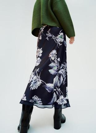 Атласная юбка средней длинны с принтом4 фото
