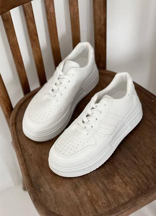 Білі базові, завжди актуальні кросівки з еко-шкіри на масивній підошві9 фото