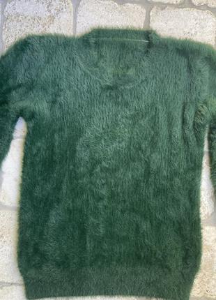 Пушистый трендовый свитер цвета елки3 фото