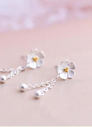 Очаровательные серебряные серьги в цветочном дизайне3 фото