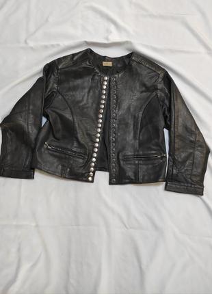 Стильная винтажная куртка на заклепках из натуральной кожи1 фото