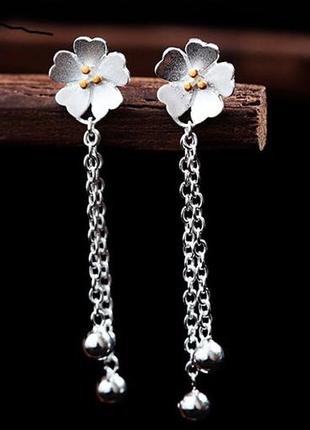 Очаровательные серебряные серьги в цветочном дизайне
