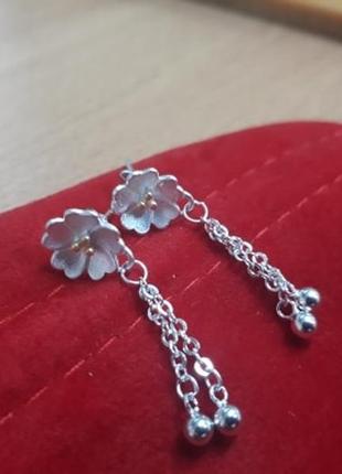 Очаровательные серебряные серьги в цветочном дизайне8 фото