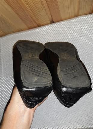 Чёрные кожаные туфли лоферы с бахромой на низком ходу8 фото
