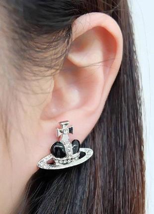 Сережки «планета кохання» чорні пуссети в стилі vivienne westwood | гвоздики та емаллю | маленькі сережки серця