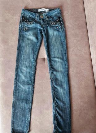 Стильные плотные фирменные джинсы, р.262 фото