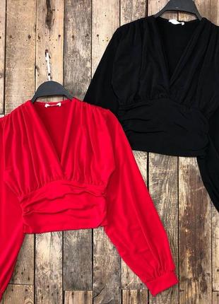 Блузы в черном, молочном, красном и изумрудном цветах3 фото