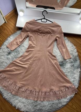 Ніжна пудрова сукня з мереживом з мʼягкого замшу2 фото