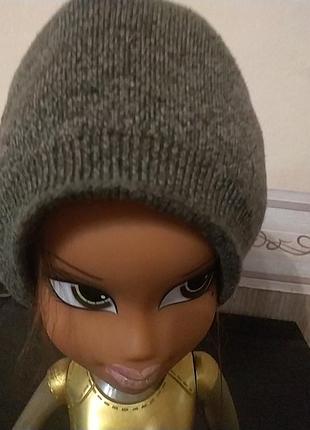 Гарна, тепла щільна шапочка, вударного фасону