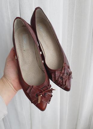 Кожаные туфли на низких каблуках размер 368 фото