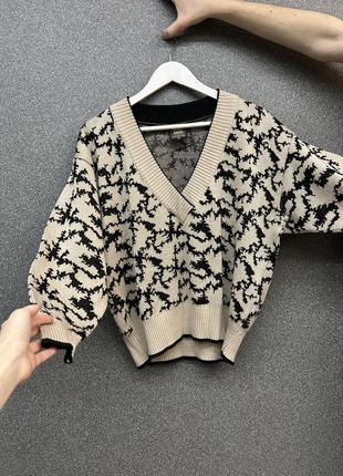 Стильний оверсайз светр з v-вирізом1 фото