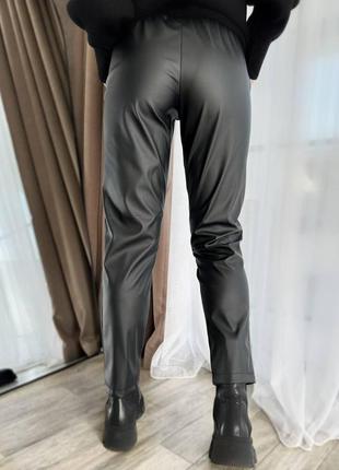 Жіночі штани з еко-шкіри на флісі матові на гумці зі шнурком4 фото