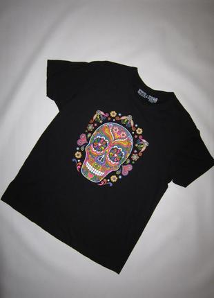 Черная футболка разноцветный череп цветы