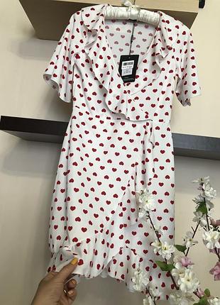 Красивое и очень нежное платье на запах с сердечками,