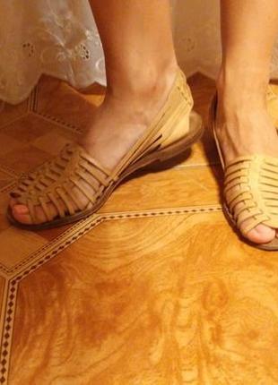 Кожаные босоножки с тонкими ремешками бежевые сандалии бохо6 фото