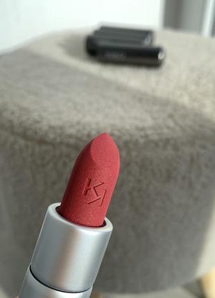 Матовая помада с легким пудровым финишем kiko