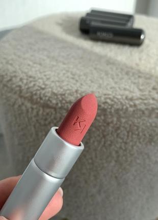 Матовая помада с легким пудровым финишем kiko