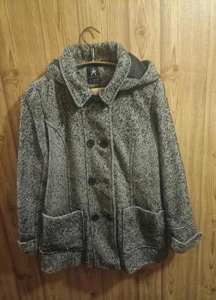 Пальто с капюшоном размер 40-42