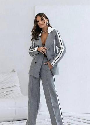 Є відео костюм брючний діловий з капюшоном вовна ялинка сірий палаццо штани