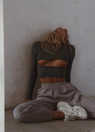 Кроп топ с разрезом под грудью с прорезями для пальчиков лонгслив белый черный хаки...