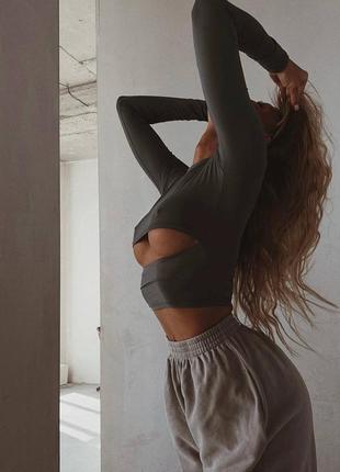 Кроп топ с разрезом под грудью с прорезями для пальчиков лонгслив белый черный хаки...