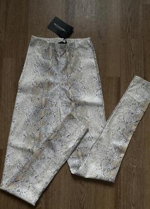 Стильні шкіряні легінси лосини в зміїний принт облягаючі білі штани в анімалістмчний принт5 фото