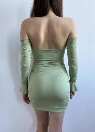 Шикарна облягаюча сукня з драпіруванням та довгим рукавом  зі спущеними плечима6 фото