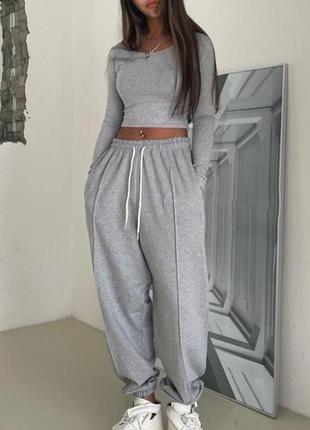 Костюм спортивный женский однонтонный топ на длинный рукав брюки джоггеры на высокой посадке с карманами качественный стильный трендовый серый черный