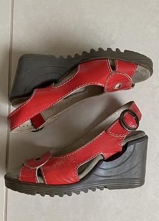 Зручні та неповторні босоніжки шкіряні fly london розмір 37