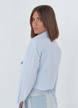 Укороченная женская рубашка с накладным карманом однотонная натуральная хлопковая голубая2 фото