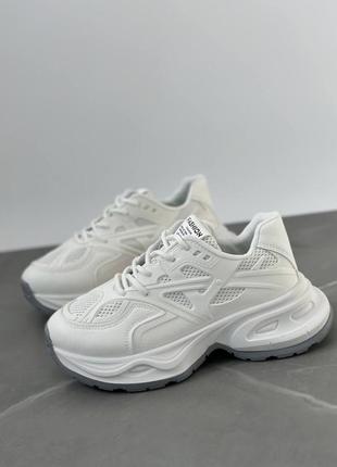 Женские кроссовки