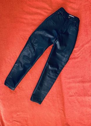 Кожаные брюки, мом