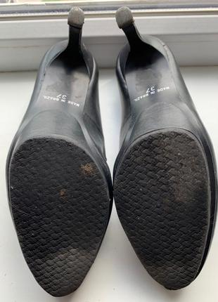 Черные кожаные туфли на высоком каблуке5 фото