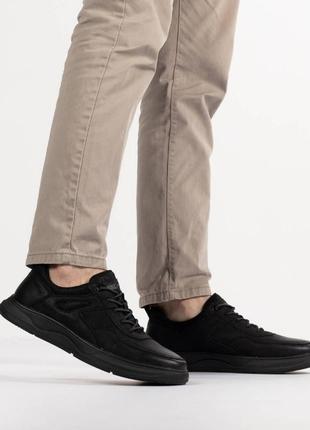 Чорні чоловічі кросівки