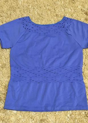 Эластичная спортивная футболка