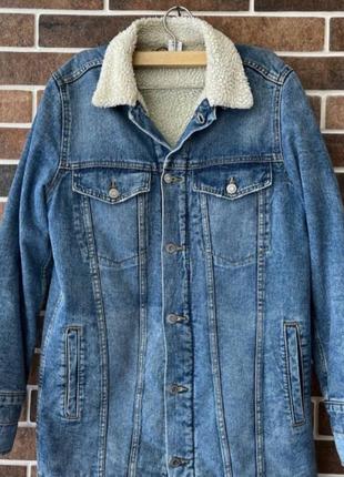 Стильная актуальная куртка шерпа джинсовая удлинённая hm1 фото