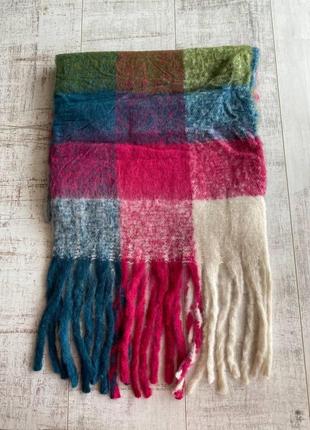 Тёплый шарф с длинными кисточками в разноцветную клетку3 фото