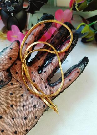 Довгий золотистий ланцюг