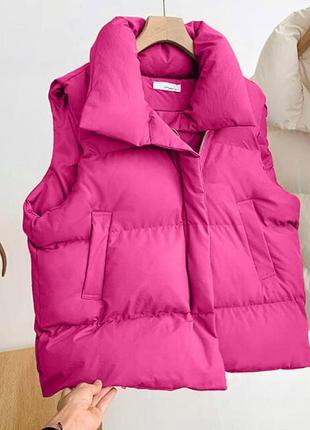 Женская жилетка с карманами на молнии с наполнителем тренд стильная черный белый розовый беж графит6 фото