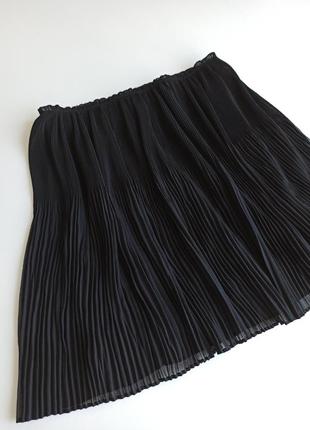 Красивая стильная черная юбка из гофрированной ткани