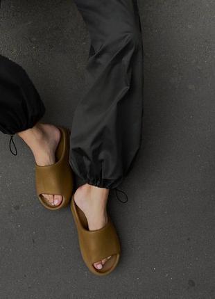 Трендовые женские широкие брюки карго из плащевки с большими накладными карманами (парашуты)9 фото