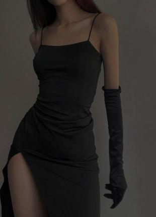 Женское длинное платье в обтяжку стильное модное с разрезом подчеркивает фигуру черное без рукавов