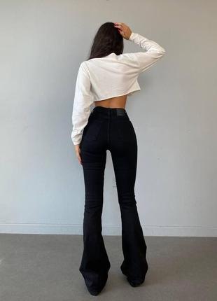 Жіночі вузькі обтислі джинси-кльош із високою талією3 фото
