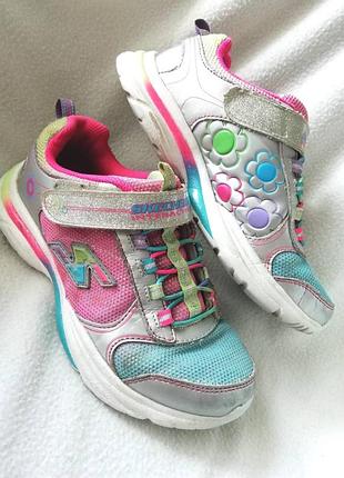 Красивые разноцветные кроссовки skechers