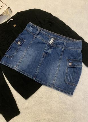 Стильная джинсовая юбка с карманами по бокам1 фото