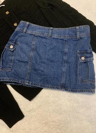 Стильная джинсовая юбка с карманами по бокам3 фото