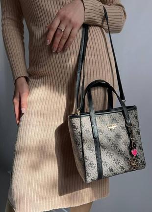 Женская сумка из эко-кожи guess серого цвета молодежная, брендовая сумка через плечо9 фото