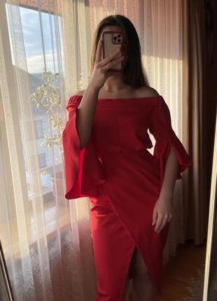 Платье, вечернее, платье красного цвета, длина миди с разрезом и открытыми плечами и интересными рукавами4 фото