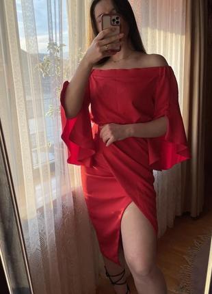 Платье, вечернее, платье красного цвета, длина миди с разрезом и открытыми плечами и интересными рукавами